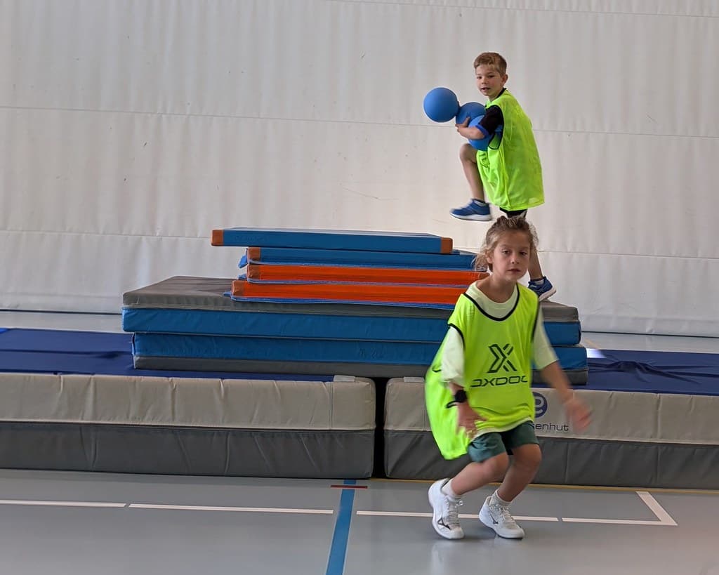 Ballspiel an einer Bewegungsstation mit Turnmatten