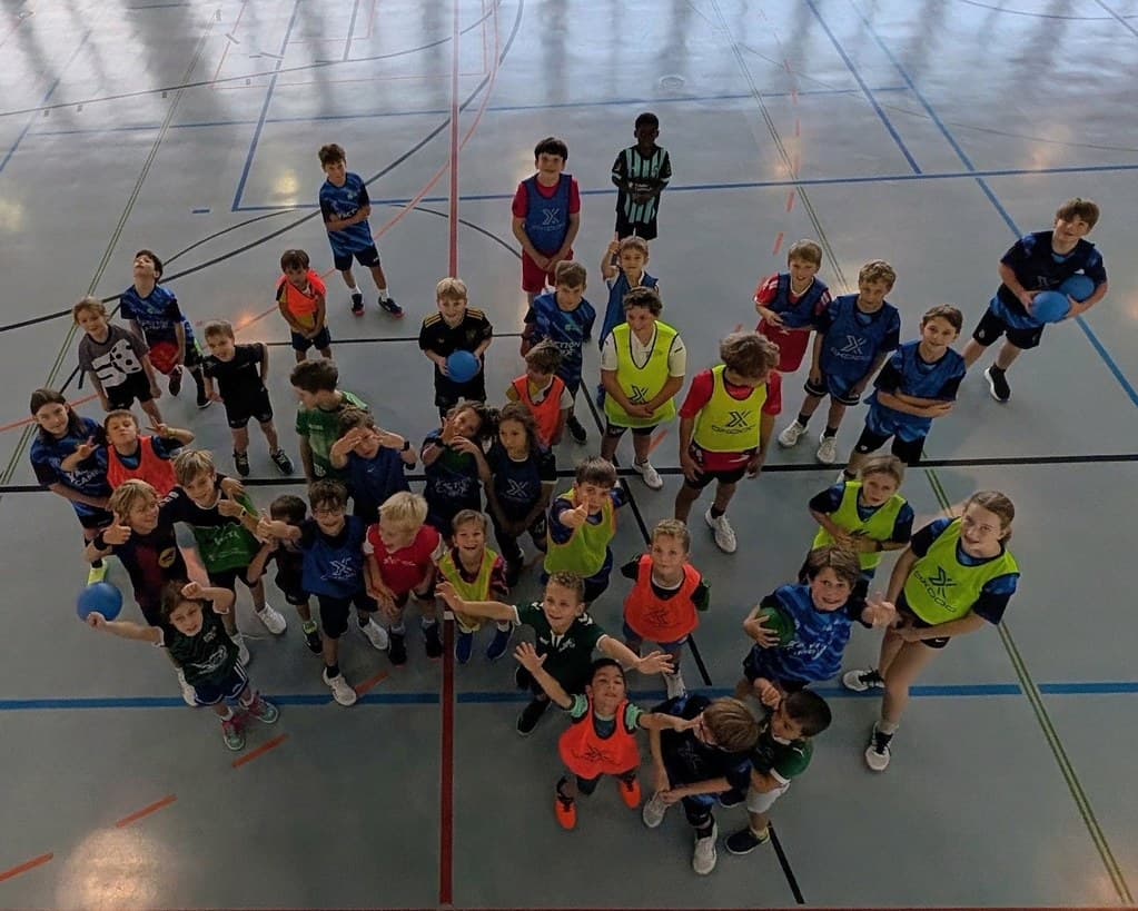 Die Camp-Gruppe beim gemeinsamen Foto in der Turnhalle