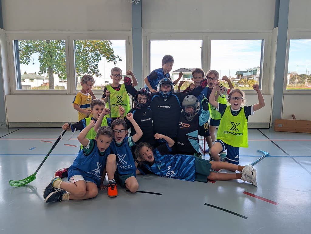 Kinder und Trainer beim Gruppenfoto im Herbstcamp