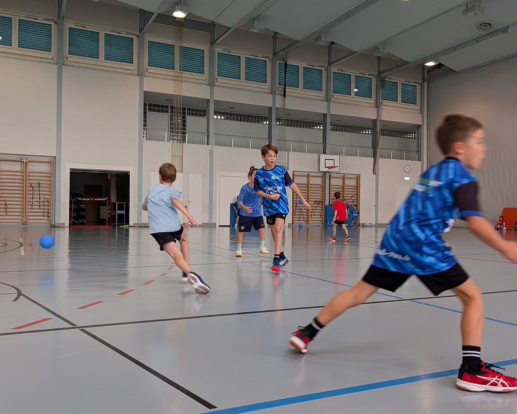 Kinder in Bewegung beim Unihockeyspiel
