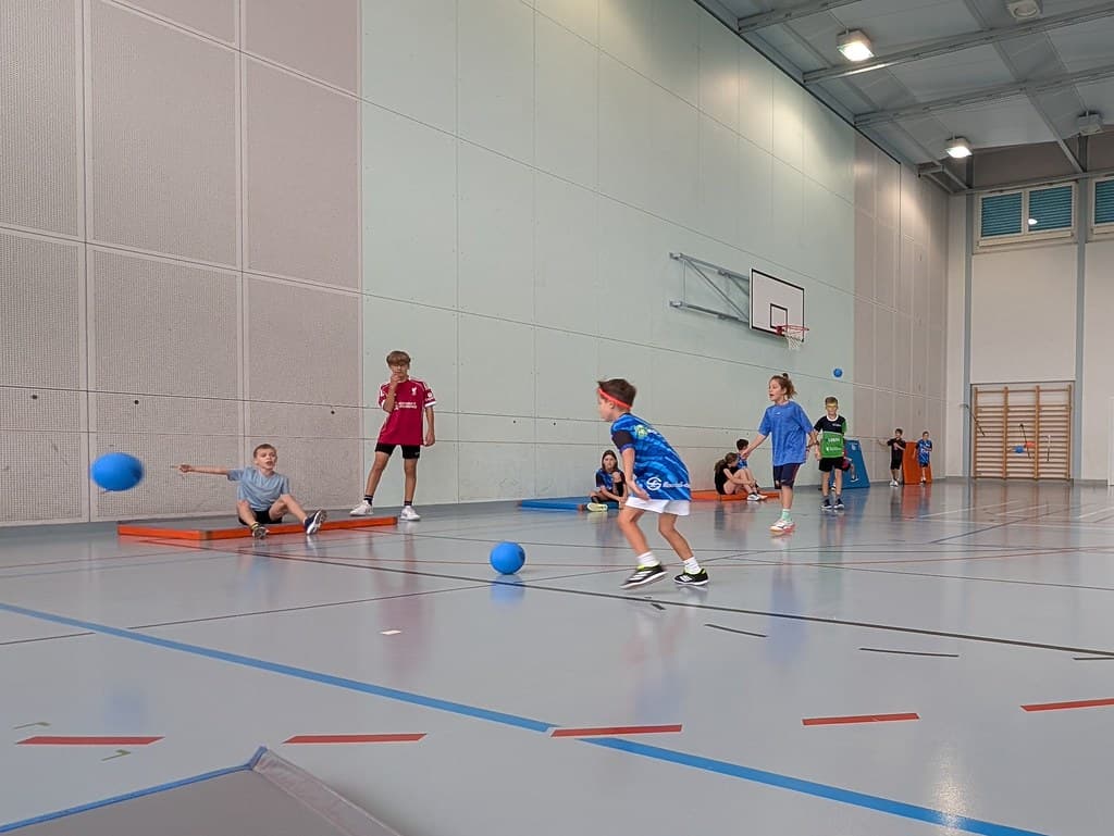 Gemeinsames Teamspiel in der Turnhalle